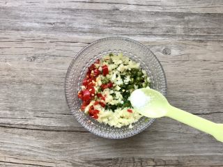 7、凉拌香辣皮蛋,加少许盐