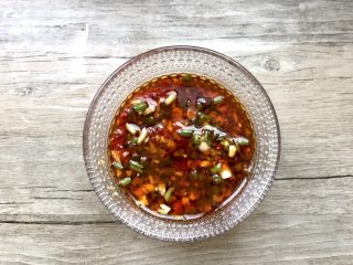 12、凉拌香辣皮蛋,搅拌均匀备用