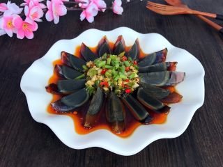 14、凉拌香辣皮蛋,酱汁淋上去撒葱花即可，太有食欲了，口感也是非常好。