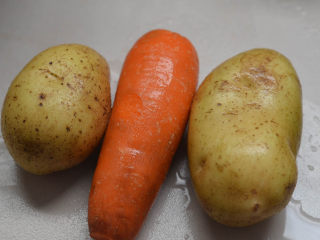 1、蒜蓉胡萝卜土豆丝，很好吃的素菜,准备胡萝卜和土豆。