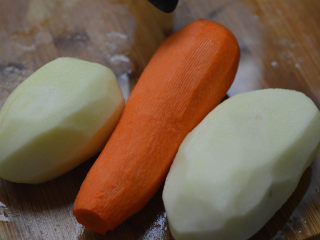 2、蒜蓉胡萝卜土豆丝，很好吃的素菜,洗干净，削掉外皮。