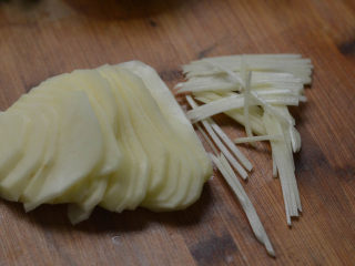 5、蒜蓉胡萝卜土豆丝，很好吃的素菜,土豆切丝。