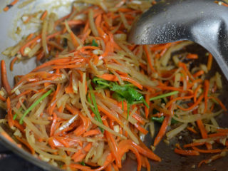 14、蒜蓉胡萝卜土豆丝，很好吃的素菜,最后放一点儿香菜。出锅即可。