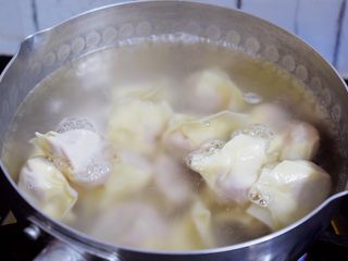 14、酸汤馄饨,锅中倒入适量的清水烧开后,把馄饨放入