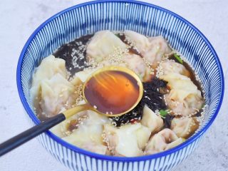 17、酸汤馄饨,再淋上香油,拌匀即可享受美食了