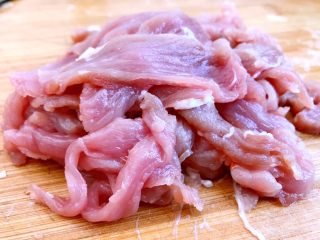 3、木须肉,猪里脊切成成一厘米厚的片