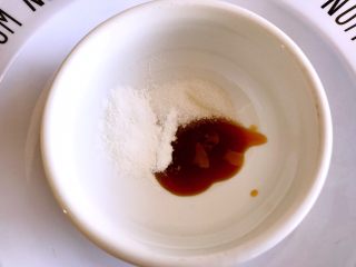 6、木须肉,腌肉的时间，准备一个碗，加一勺蚝油、加一小勺淀粉和适量的盐