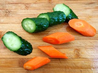 8、木须肉,黄瓜洗净，胡萝卜削皮洗净切成菱形块状
