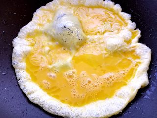 13、木须肉,锅里倒油烧热，倒入鸡蛋液，适量多一点的油，一会直接炒肉用