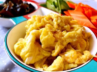 14、木须肉,炒至鸡蛋呈蓬松状后盛出备用