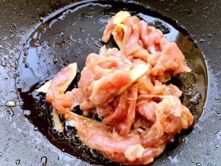 15、木须肉,利用锅里余油，放入里脊片