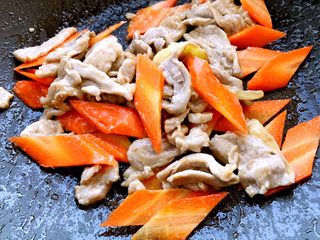 17、木须肉,依次加入胡萝卜煸炒～