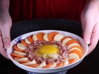 11、蒸豆腐的新吃法，口感嫩滑好吃爽口,接处理好的肉末豆腐放入锅中隔水蒸。