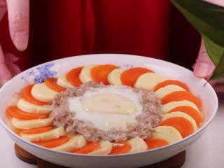 13、蒸豆腐的新吃法，口感嫩滑好吃爽口,将蒸熟的肉末豆腐出锅。