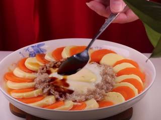 14、蒸豆腐的新吃法，口感嫩滑好吃爽口,趁热淋上一小勺生抽提味。