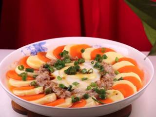 15、蒸豆腐的新吃法，口感嫩滑好吃爽口,上桌前撒上少许的葱花点缀提香。