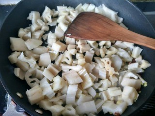 6、酸辣藕丁,将藕倒入锅中，翻炒。