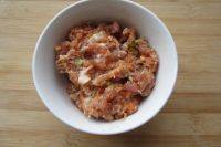 4、鲜蛋饺,一起放入肉馅里搅拌均匀，即成蛋饺的内馅