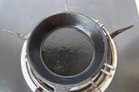 7、鲜蛋饺,小锅中擦少许油，烧热