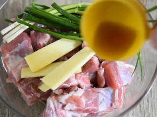 3、100%成功一学就会的秘诀——糖醋小排,倒入适量的盐、料酒