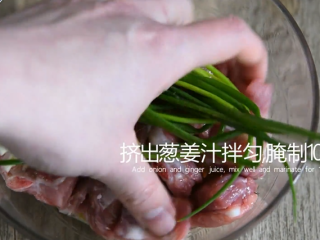 4、100%成功一学就会的秘诀——糖醋小排,挤出葱姜汁拌匀腌制10分钟备用