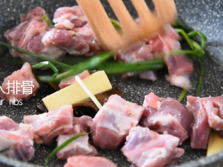 6、100%成功一学就会的秘诀——糖醋小排,倒入排骨炒散