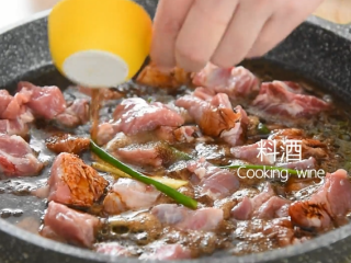 8、100%成功一学就会的秘诀——糖醋小排,倒入适量的清水、老抽、糖、料酒