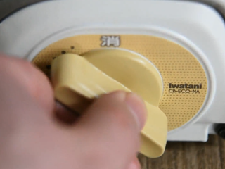 9、100%成功一学就会的秘诀——糖醋小排,关盖开大火煮沸后，再转小火焖煮20分钟