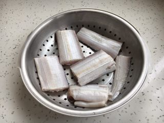 2、红烧带鱼,剪成任意大小的段。