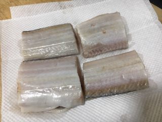 3、红烧带鱼,用厨房用纸把水吸干净。