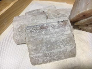 4、红烧带鱼,带鱼的两面沾上面粉。