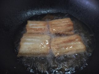 5、红烧带鱼,锅热后放油，油要稍微多点，当油温六或七成热时，放入带鱼，把带鱼的两面煎成金黄色。