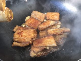 11、红烧带鱼,然后打开锅盖，放入3勺生抽。
