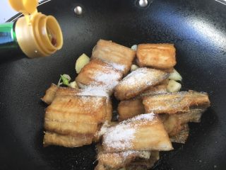 10、红烧带鱼,沿锅边烹入1勺醋，然后盖上锅盖焖10秒，让醋香与蒸汽循环，起到去腥提鲜的作用。