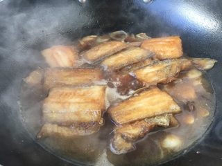 14、红烧带鱼,放入1勺甜面酱，大火煮开，中火微炖约5、6分钟。
