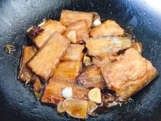 16、红烧带鱼,这是熬好的带鱼。