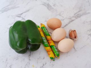 1、青椒火腿肠炒鸡蛋,准备好材料