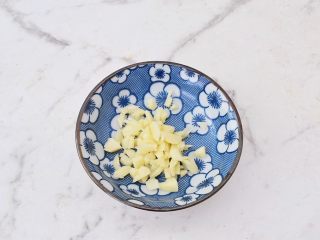 4、青椒火腿肠炒鸡蛋,蒜切末