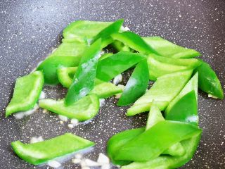 9、青椒火腿肠炒鸡蛋,放入青椒翻炒出断生