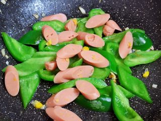 10、青椒火腿肠炒鸡蛋,加入火腿肠