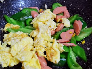 11、青椒火腿肠炒鸡蛋,加入鸡蛋