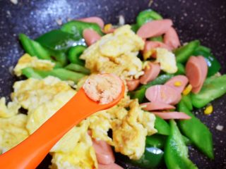 13、青椒火腿肠炒鸡蛋,加入鸡精