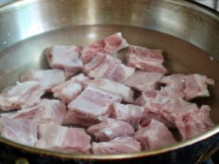 2、排骨面,排骨洗净冷水下锅焯水