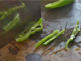 2、青椒肉丝,将青辣椒也切成肉丝。