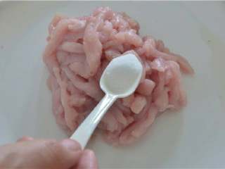 3、青椒肉丝,再肉中加入盐进行码味。