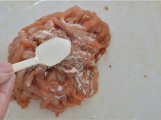 5、青椒肉丝,加入水淀粉上浆，腌制5分钟左右。