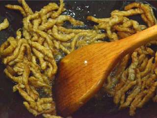 6、青椒肉丝,锅里放入有，然后倒入肉丝翻炒均匀。