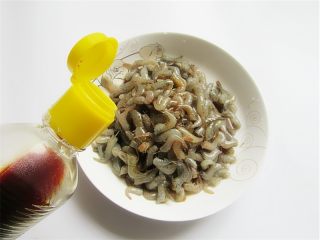 3、蒜香辣味虾,处理好的虾，加料酒、胡椒粉、生抽、盐抓匀腌渍一会儿