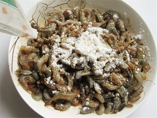 5、蒜香辣味虾,倒入面粉搅拌抓匀，不要粘在一起