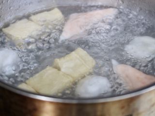 6、香辣虾,鱼豆腐，墨鱼丸和燕饺煮熟